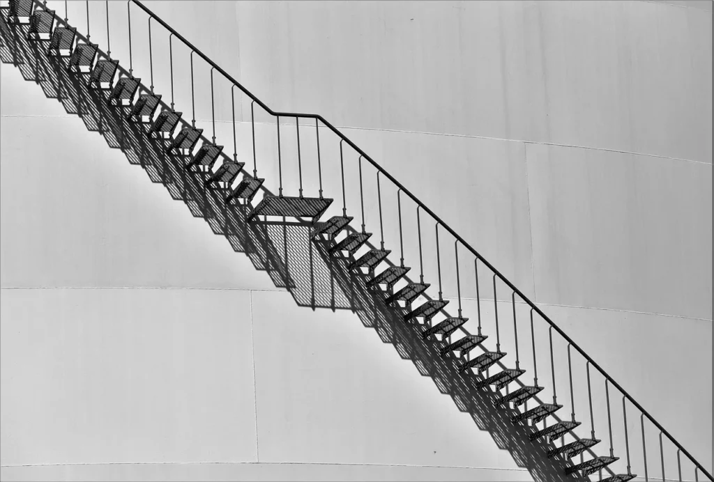 Schody policzkowe nakładane — eleganckie połączenie balustrad i drzwi loftowych