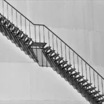 Schody policzkowe nakładane — eleganckie połączenie balustrad i drzwi loftowych